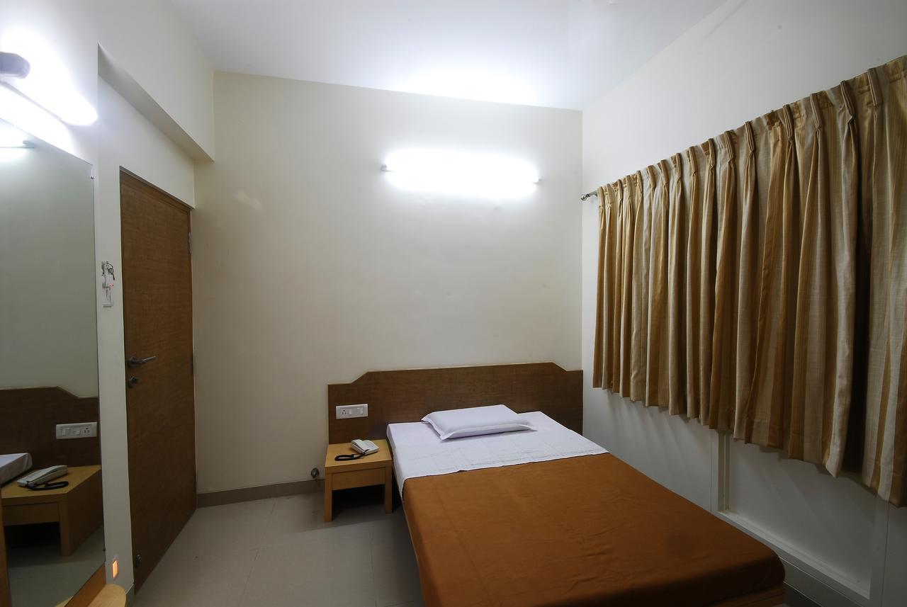 Hotel New Holiday Plaza Nashik Habitación foto