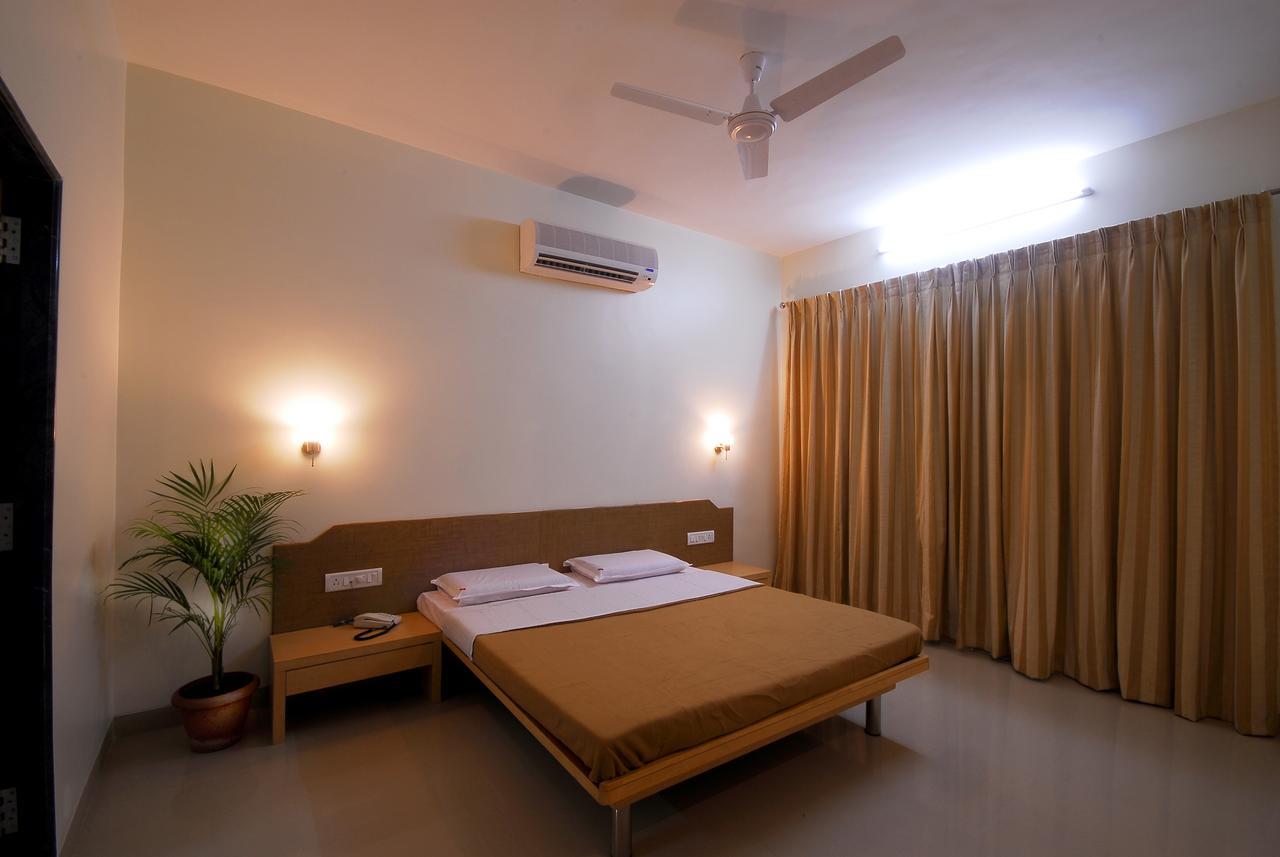 Hotel New Holiday Plaza Nashik Exterior foto