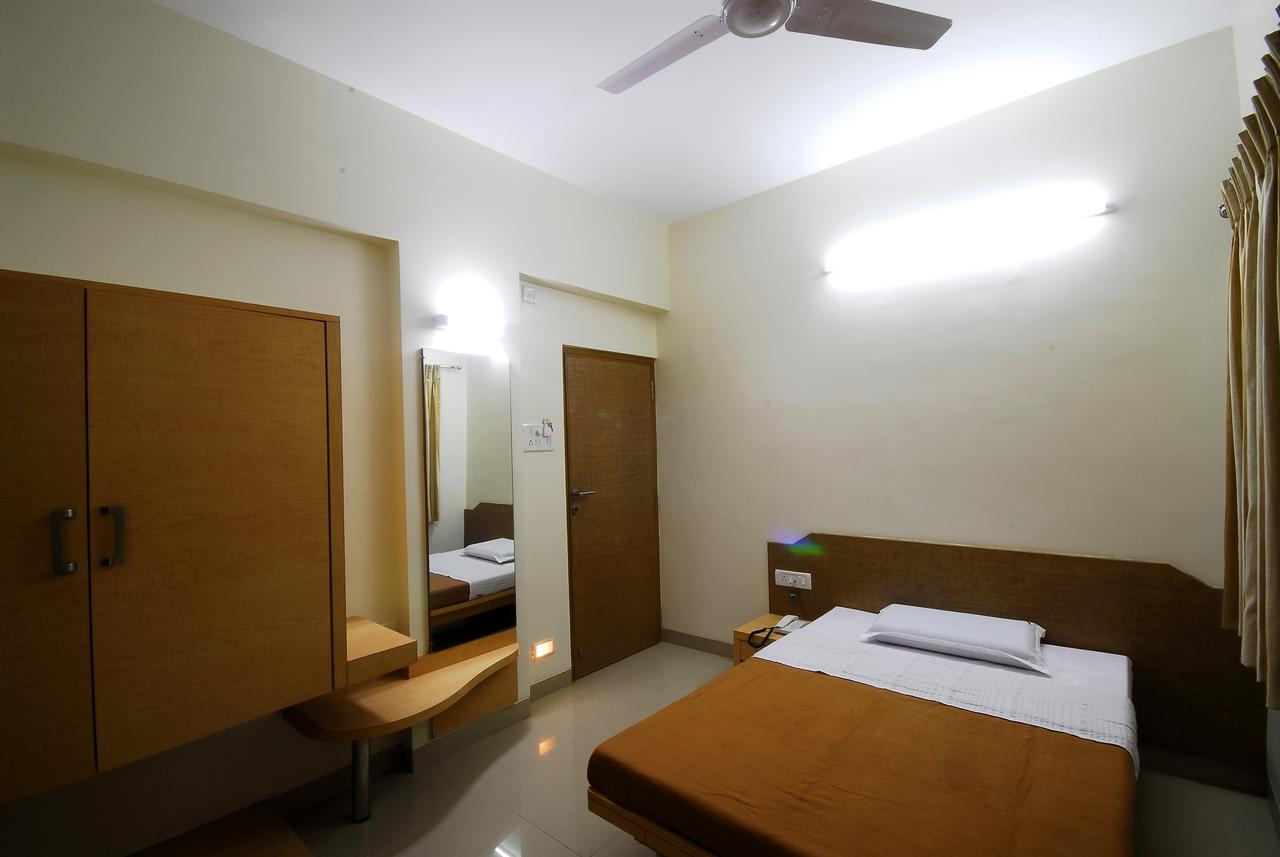 Hotel New Holiday Plaza Nashik Exterior foto