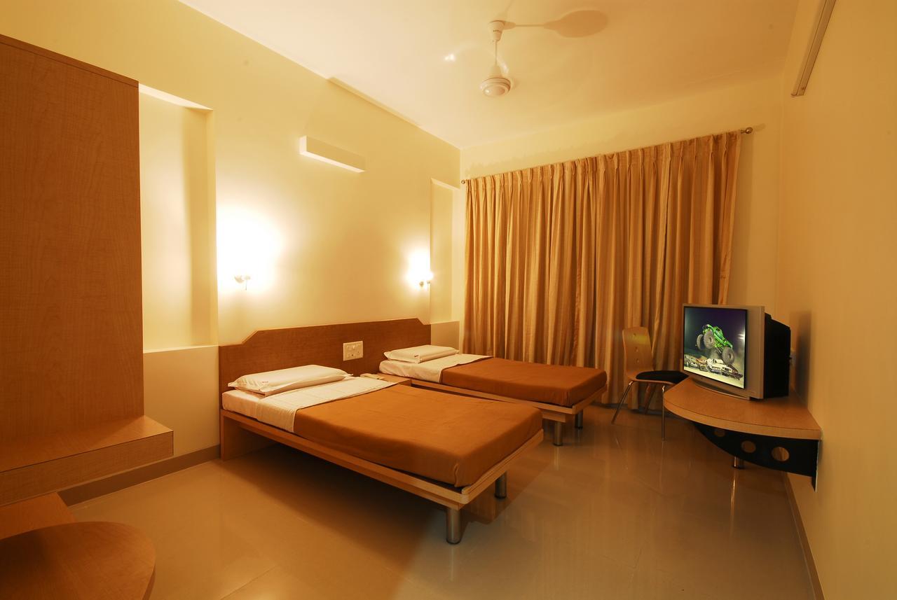 Hotel New Holiday Plaza Nashik Exterior foto