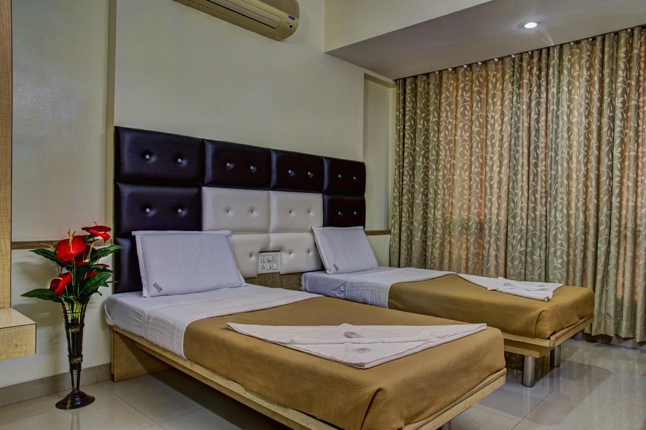 Hotel New Holiday Plaza Nashik Exterior foto